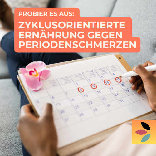Kalenderblatt mit Markierungen für Menstruation und eine Blume auf einem Notizblock.
