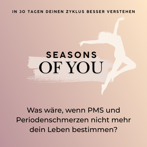 Junge Frau mit pinken Haaren, die ein energiegeladenes Snack hält und lächelt.