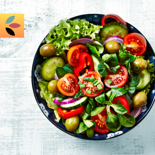 Einfaches Meal Prep an heißen Tagen: Eine frische Salat-Bowl. Eine frische Salat-Bowl mit Tomaten, Gurken, Oliven, Paprika und grünen Blattgemüsen ist ideal für Meal Prep an heißen Tagen.