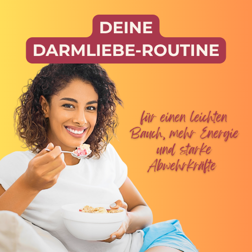 DARMLIEBE – DiaVega – Deine vegane Ernährungsberatung Frau mit Lächeln, die einen Joghurt mit Löffel isst, Hintergrund in Gelb-Orange.