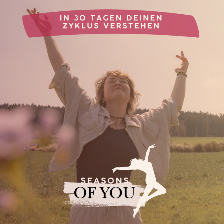 Junge Frau mit pinken Haaren, die ein energiegeladenes Snack hält und lächelt.